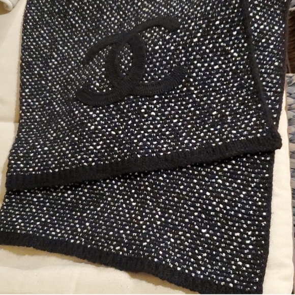CHANEL XL Scarve - Picture 1 of 7